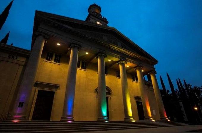 为庆祝骄傲月和纪念威尔·赖特22岁，威尼斯人平台教堂被彩虹色照亮.