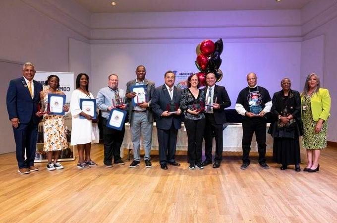 九名获奖者被授予“六月自由奖”，以表彰他们在社区中“为几代人搭建桥梁”的工作."